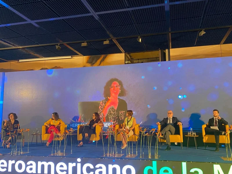 Escenario del VII Foro Iberoamericano de la MiPyME con el panel moderado por Lucía