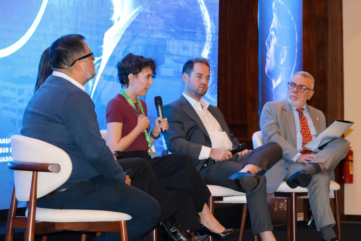 Lucía habla con el micrófono en el panel del Summit Futuro Empresarial 2026, sentada junto a otros tres panelistas